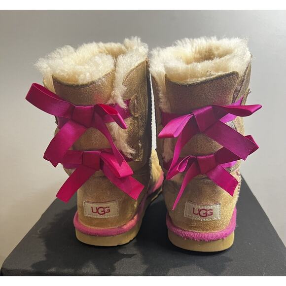 Girls size 5 Pink Glitter and Bow Uggs - Picture 4 of 5